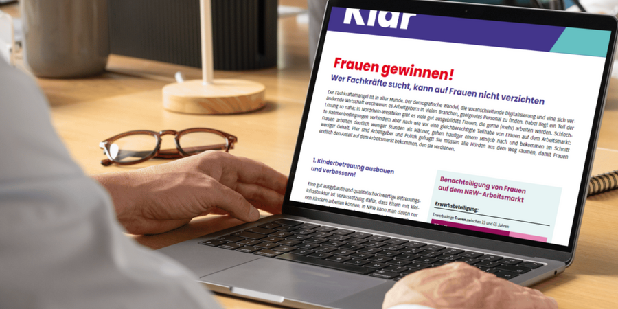 Ein Laptop-Bildschirm auf dem das PDF eines Faktenblattes geöffnet ist