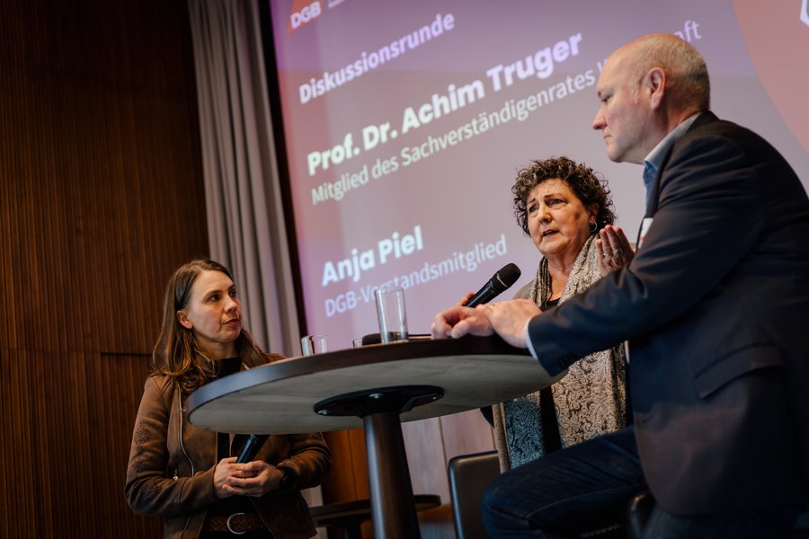 Gesprächsrunde auf der Bühne mit einem Mann und zwei Frauen