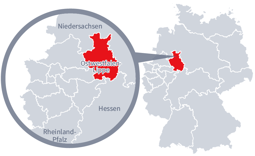 Diese Grafik zeigt eine Karte von Deutschland mit einer detaillierten Ansicht der Region Ostwestfalen-Lippe. Ostwestfalen-Lippe ist in Rot hervorgehoben und liegt im westlichen Teil Deutschlands. Ein Lupensymbol vergrößert diesen Bereich, um die Lage genauer darzustellen.